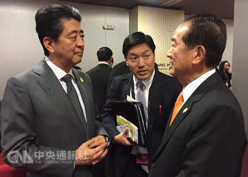 Japan’s Abe defies China, meets senior Taiwan official at APEC
